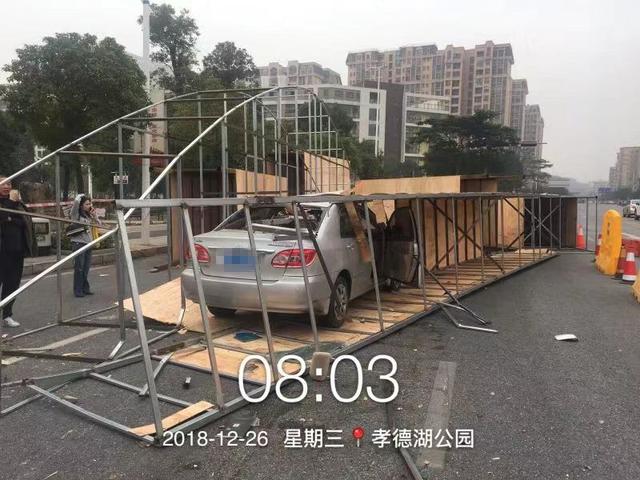 巡警車后有個鐵架是什么用途