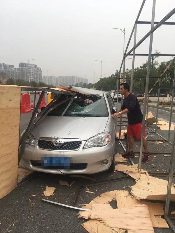 巡警車后有個鐵架是什么用途